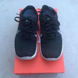 Black nike flexible shoes